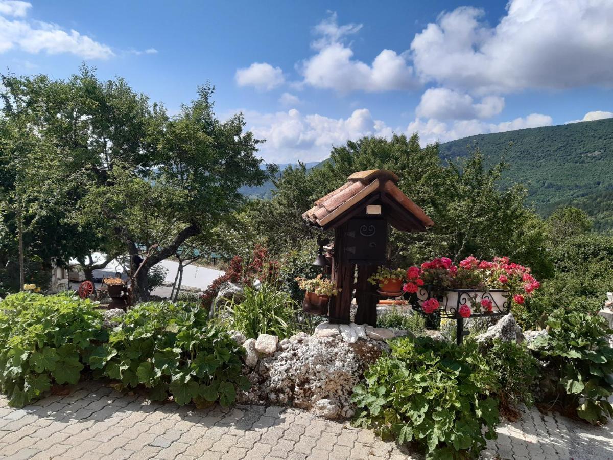 Bed and Breakfast Il Girasole Castelvecchio Calvisio Exterior foto